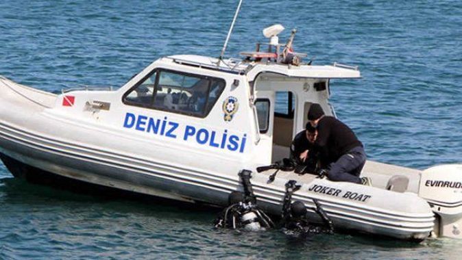 Tekneleri alabora olan sporcuları deniz polisi kurtardı