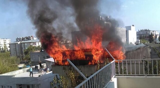 2 katlı evin çatı katında korkutan yangın