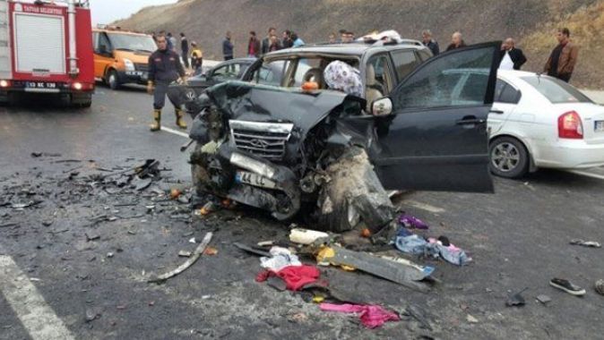 Bitlis’te trafik kazası: 2 ölü, 5 yaralı