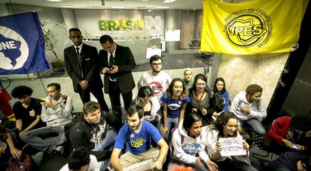 Brezilya&#039;da bir gurup öğrenci başkanlık ofisini işgal etti
