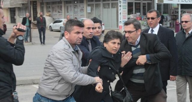 Bursa’da oturma eylemi yapan HDP&#039;lilere polis müdahalesi