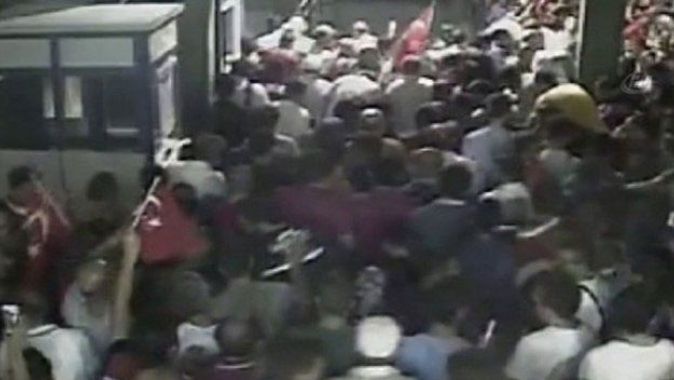 Çılgın Türkler 15 Temmuz&#039;da şehit olmaya trenlerle gitti
