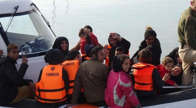 Denizin ortasında mahsur kalan 57 göçmen kurtarıldı