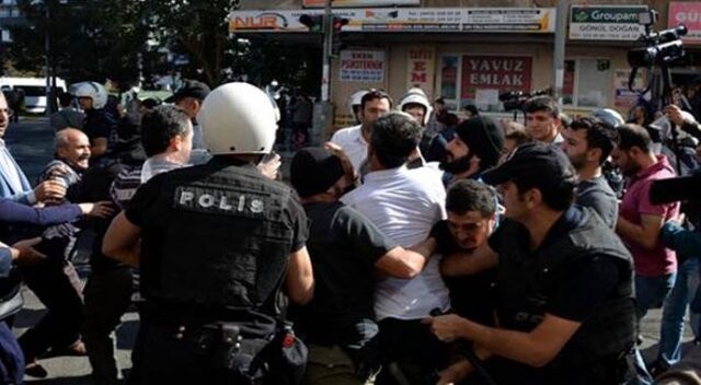 Diyarbakır&#039;da belediye önünde toplananlara vatandaşlardan tepki