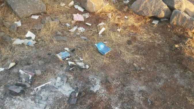 Diyarbakır’da boş arazide yakılmış FETÖ kitapları bulundu