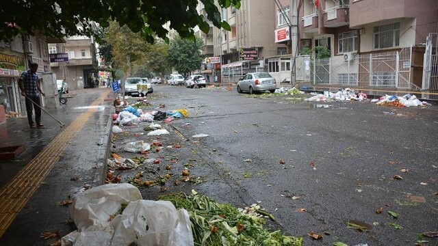 Diyarbakır&#039;da çöp toplamayan belediyeler görevlerini yerine getirmeye başladı