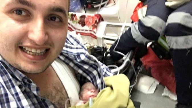 Doktor yeni doğan bebeği vücut ısısıyla hayatta tuttu