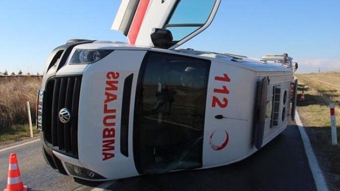Edirne&#039;de ambulans devrildi