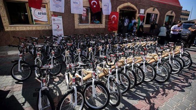 Erdoğan&#039;ın hediye ettiği bisikletler Gazze&#039;de dağıtılıyor