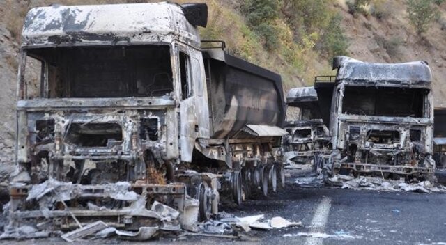 Hakkari&#039;de PKK&#039;lılar maden ocağına ait TIR&#039;ları ateşe verdi