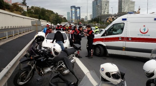 İstanbul&#039;da feci kaza, emniyet şeridine giren araç polisleri biçti