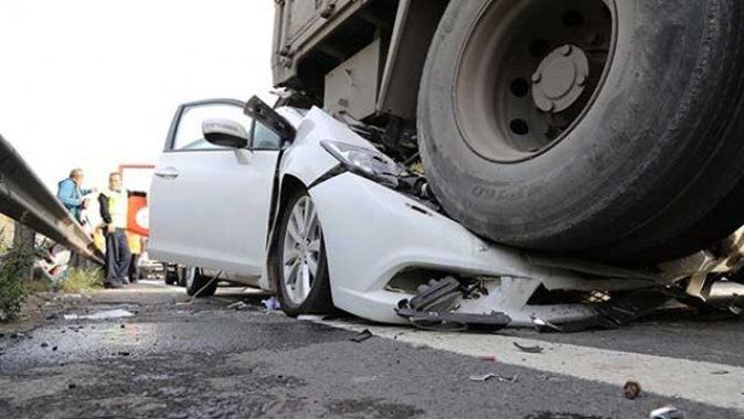 Kocaeli&#039;de otomobil TIR&#039;a çarptı: 1 ölü 5 yaralı