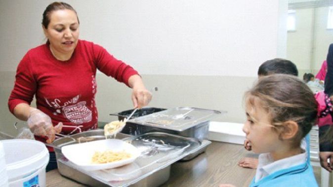 Okulun gönüllü annesi harç karıyor, temizlik ve yemek dağıtımı yapıyor
