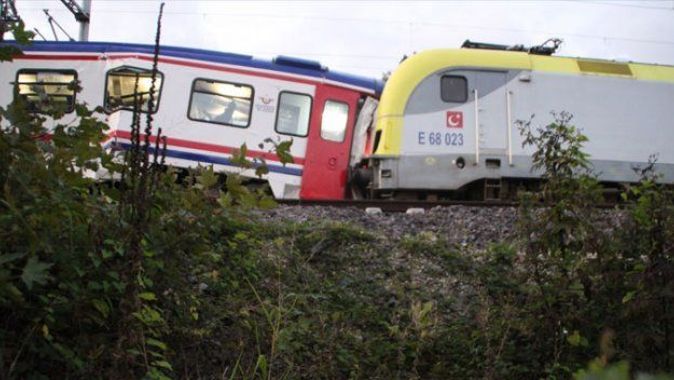 Sakarya&#039;da iki tren çarpıştı: 3 yaralı