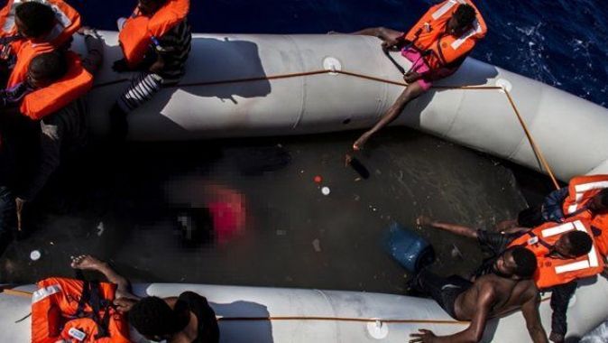Şişme botun altında 25 cansız beden bulundu