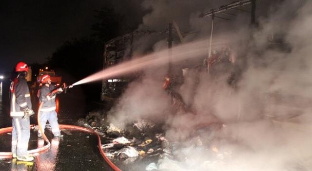 TEM Otoyolu&#039;nda tekstil malzemesi yüklü tırda yangın