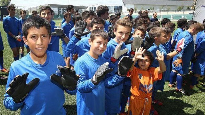 Vural ve Mandıralı&#039;dan gençlere futbol eğitimi