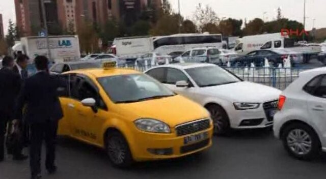 Bakan İstanbul trafiğine takıldı! Görüşmeye taksiyle gitti