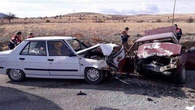 Burdur&#039;da arabalar çarpıştı, 1 kişi öldü 2 kişi de yaralı