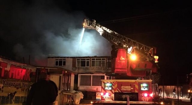 Çekmeköy&#039;de yangın çıktı, 2 katlı ev kül oldu