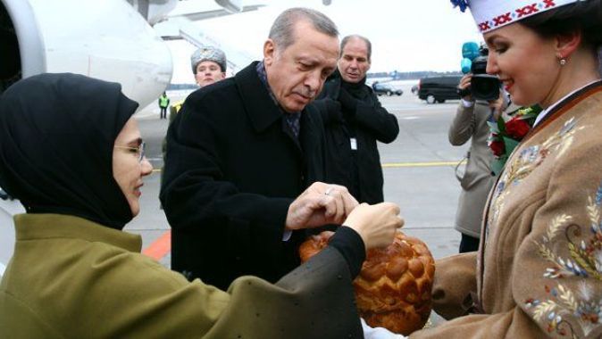 Cumhurbaşkanı Erdoğan&#039;ı Belarus&#039;ta tuz ve ekmekle karşıladılar