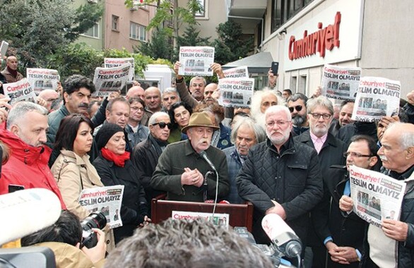 Cumhuriyet&#039;e suçlamalar: Manşetleri proje
