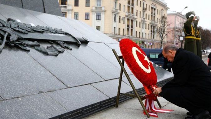 Erdoğan Belarus’ta Zafer Anıtına çelenk bıraktı