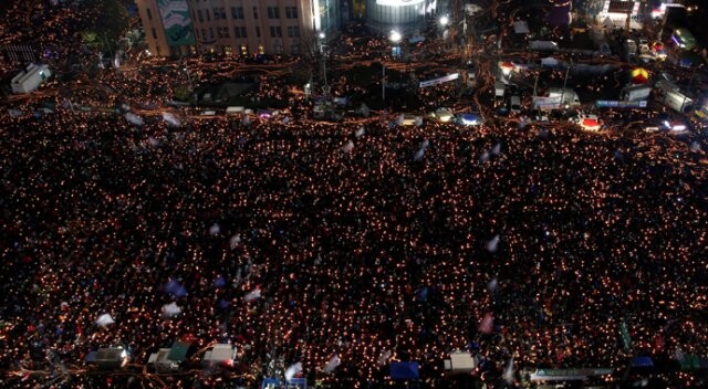 Güney Kore&#039;de milyonlar sokağa çıktı