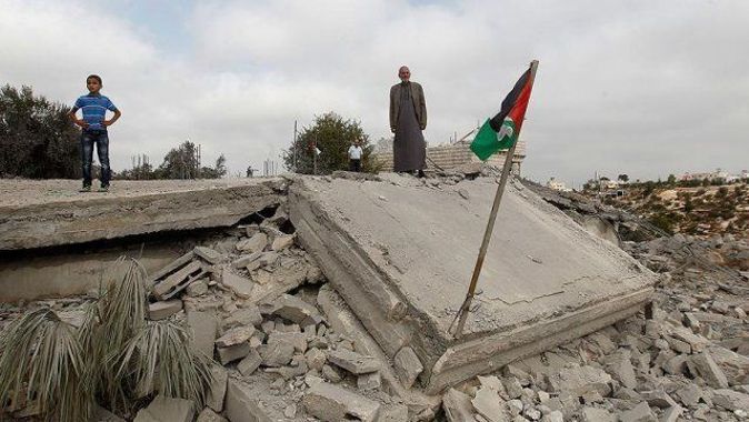 İsrail Filistinlilere ait apartmanı yıktı