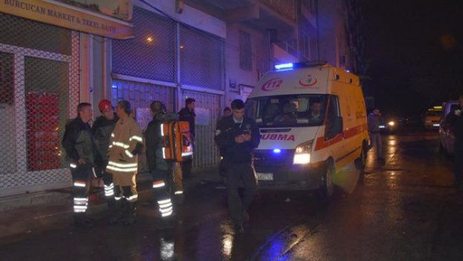 İzmir&#039;de ev yangını: 1&#039;i ağır 3 yaralı