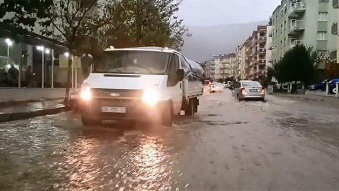 İzmir&#039;de sağanak yağış hayatı felç etti