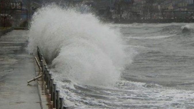 Karadeniz&#039;de fırtına çıktı, dalga boyu 5 metreyi buldu