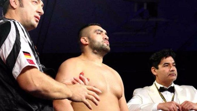 Milli boksör Ali Eren bir rakibine daha havlu attırdı