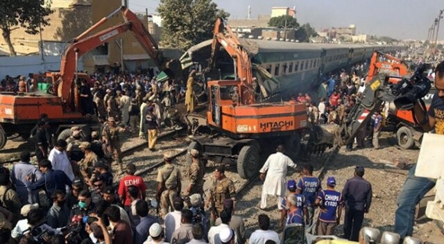 Pakistan&#039;da tren kazası: En az 15 ölü