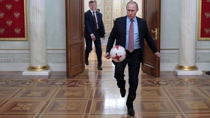 Putin Kremlin&#039;de futbol oynadı