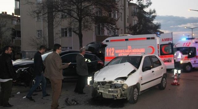 Samsun&#039;da 2 otomobil çarpıştı: 5 yaralı