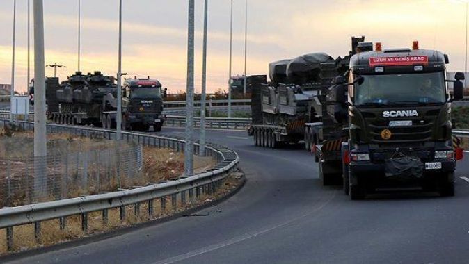 Sınıra sevk edilen zırhlı araçlar Şanlıurfa&#039;dan geçti