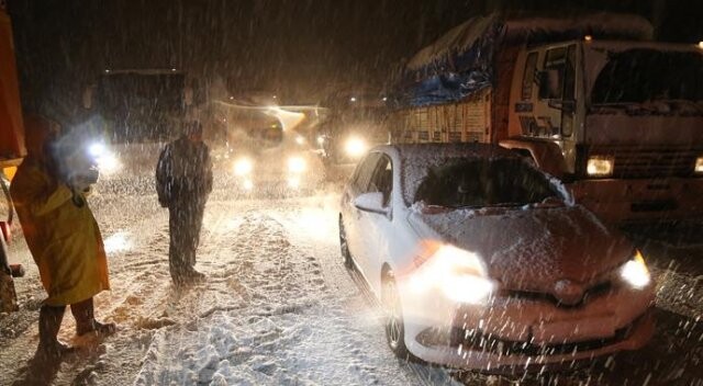 Adana&#039;da kar yağışı ulaşımı aksatıyor