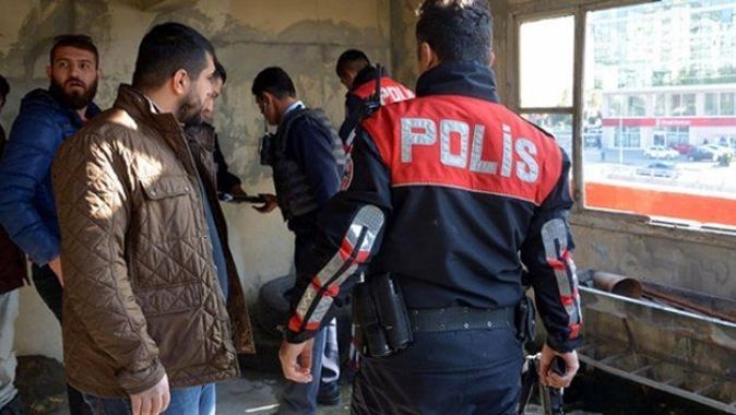 Adana&#039;da polis ekipleri dizi setine baskın yaptı