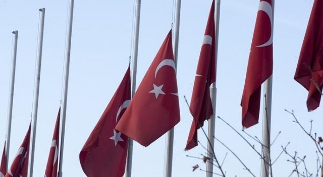 Ankara&#039;da bayraklar yarıya indirildi
