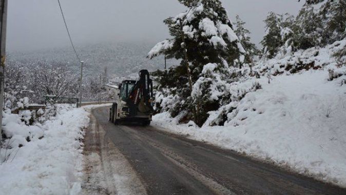 Antalya Kemer&#039;de kar yolları kapattı!
