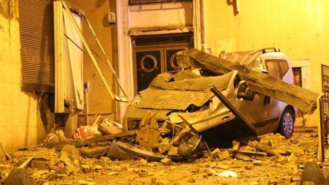Beyoğlu’nda 3 katlı binanın duvarı çöktü