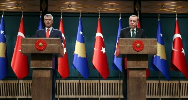Erdoğan&#039;dan Kosovalı gazeteciye FETÖ cevabı