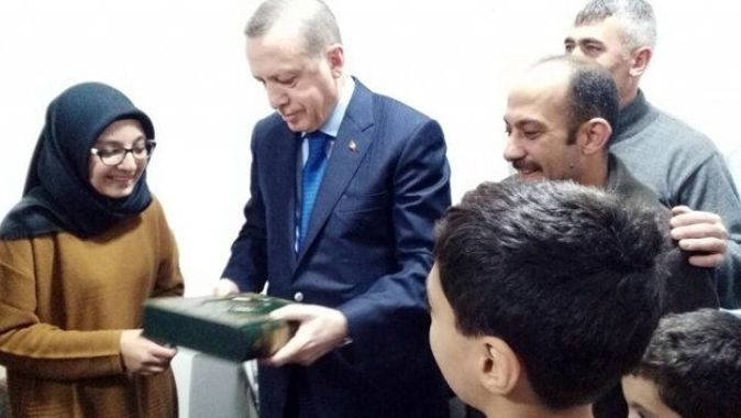 Erdoğan pankart açan genç kızın evini ziyaret etti