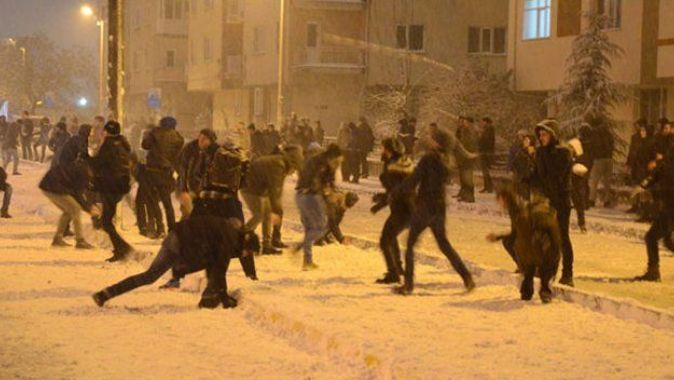 Eskişehir&#039;de kar topu savaşı