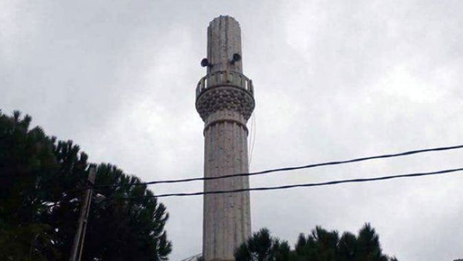 İstanbul&#039;da fırtına cami minaresini yıktı