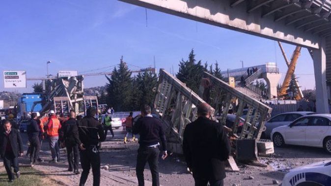 İstanbul’da TIR üst geçide çarptı