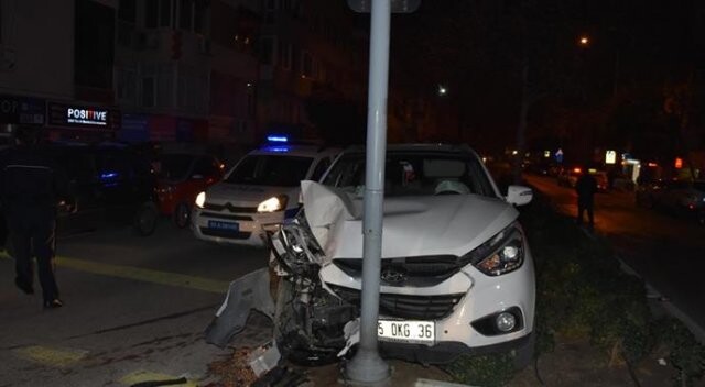 İzmir&#039;de feci kaza, 2&#039;si polis 5 yaralı var