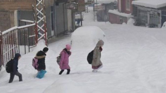 Kar ve tipide mahsur kalan öğrenci ve vatandaşlar kurtarıldı