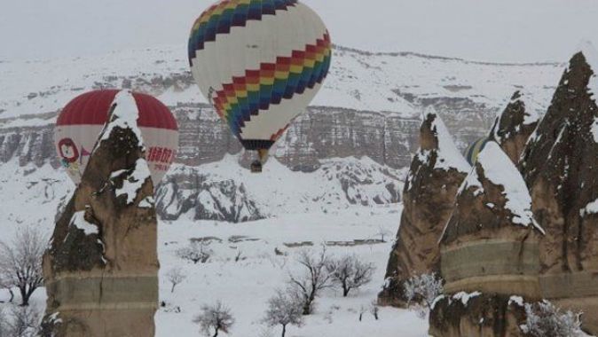 Karlar altında Kapadokya’da balon turu